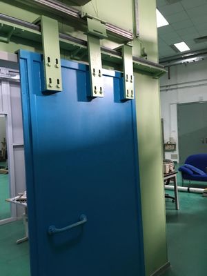 Synchrone afschermingsschuur met modulaire structuur voor afscherming tegen hoogenergetische fysieke stralen en afneembare drempel