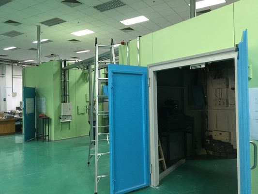 Synchrone afschermingsschuur met modulaire structuur voor afscherming tegen hoogenergetische fysieke stralen en afneembare drempel