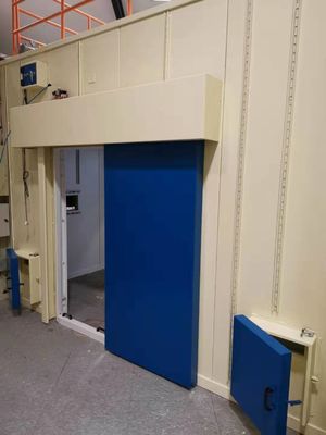 Synchrone afschermingsschuur met modulaire structuur voor afscherming tegen hoogenergetische fysieke stralen en afneembare drempel